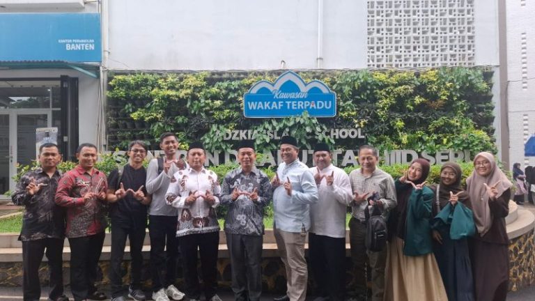 Belajar Langsung Ekonomi Pesantren, Mahasiswa S2 HES IIQ Jakarta Kunjungi Koperasi Syariah Adzkia